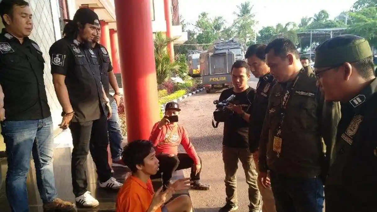 Sabetan Celurit Begal Bikin Polisi Lari Terbirit Tinggalkan Motornya