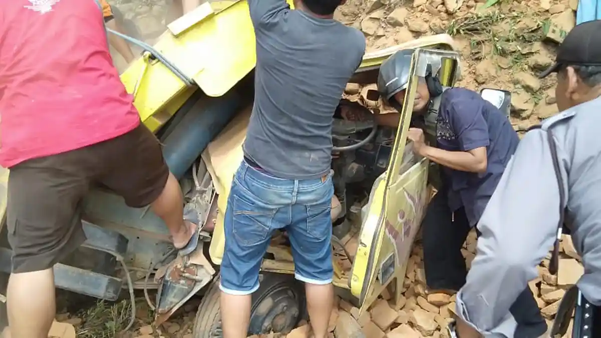 Ban Belakang Pecah Sebabkan Truk Oleng di Tanjakan Mbah Singo Karanganyar, 4 Orang Jadi Korban