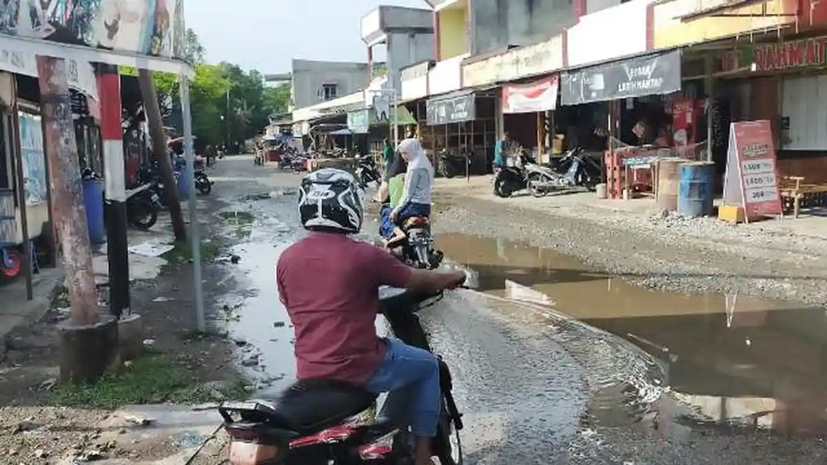Jalan di Pasar Simpang Tiga Rusak Parah, Air Tergenang Hingga Berlumpur, Begini Kata Kadis PUPR