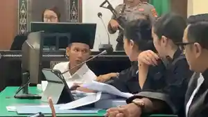 RADIET-MENANGIS-SAAT-SIDANG.jpg