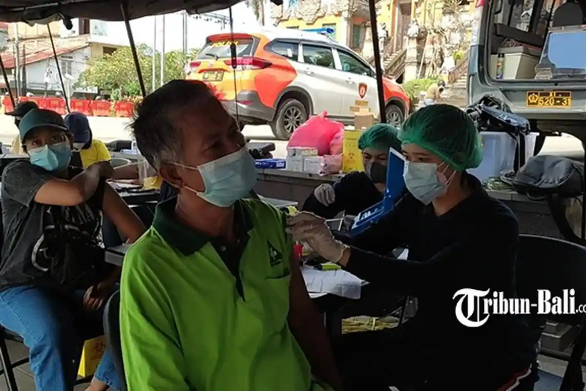Main ke Alun-alun Gianyar Sambil Vaksin, Ngurah: Kegiatan Vaksinasi Nasional Ini Untuk Setiap Warga