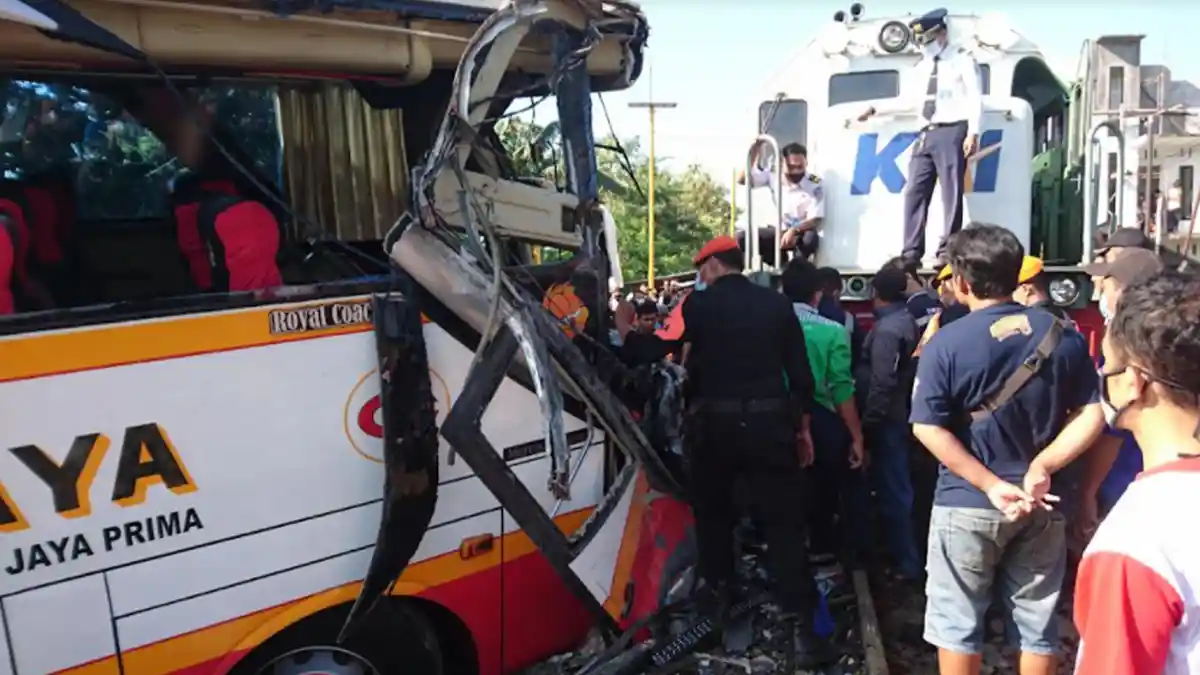 BREAKING NEWS : Tabrakan Bus Harapan Jaya Vs Kereta Api Rapih Doho di Rejoagung Tulungagung, 4 Tewas