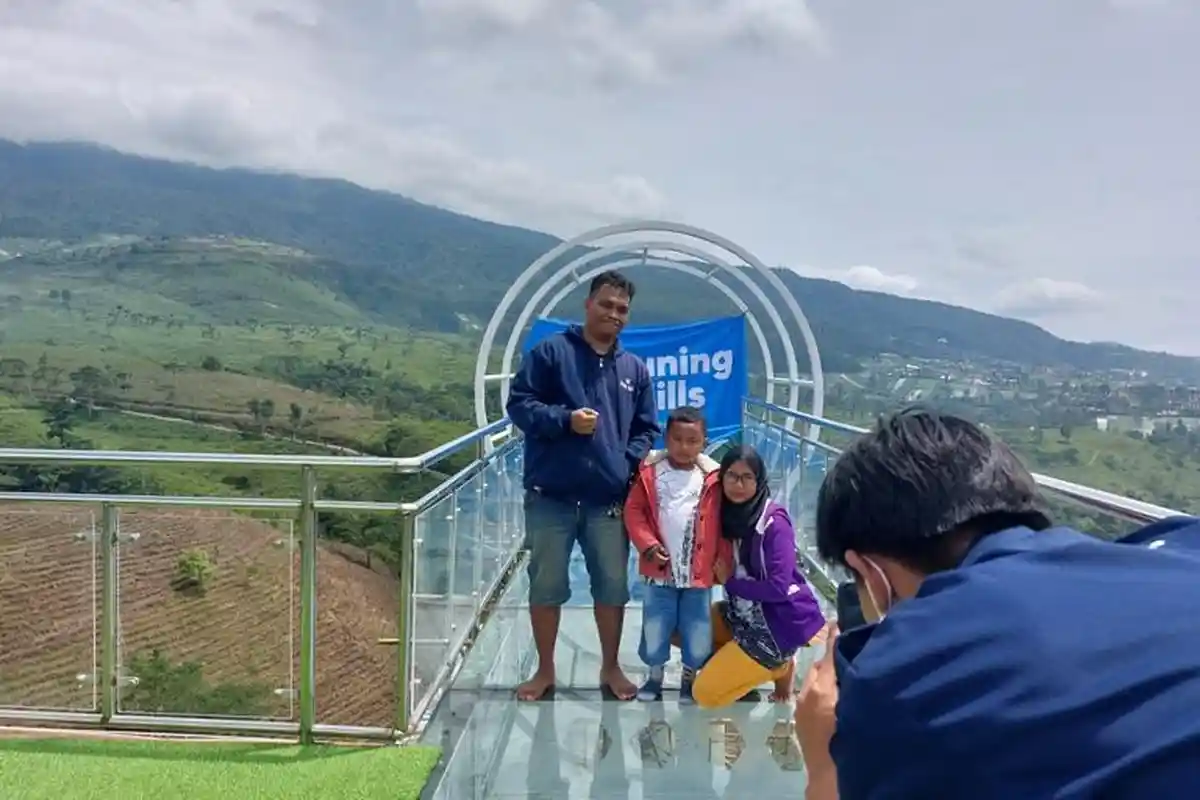 Ada Wahana Baru Jembatan Kaca  di Kawasan Kebun Teh, Baru Buka Perdana Langsung Diserbu Wisatawan