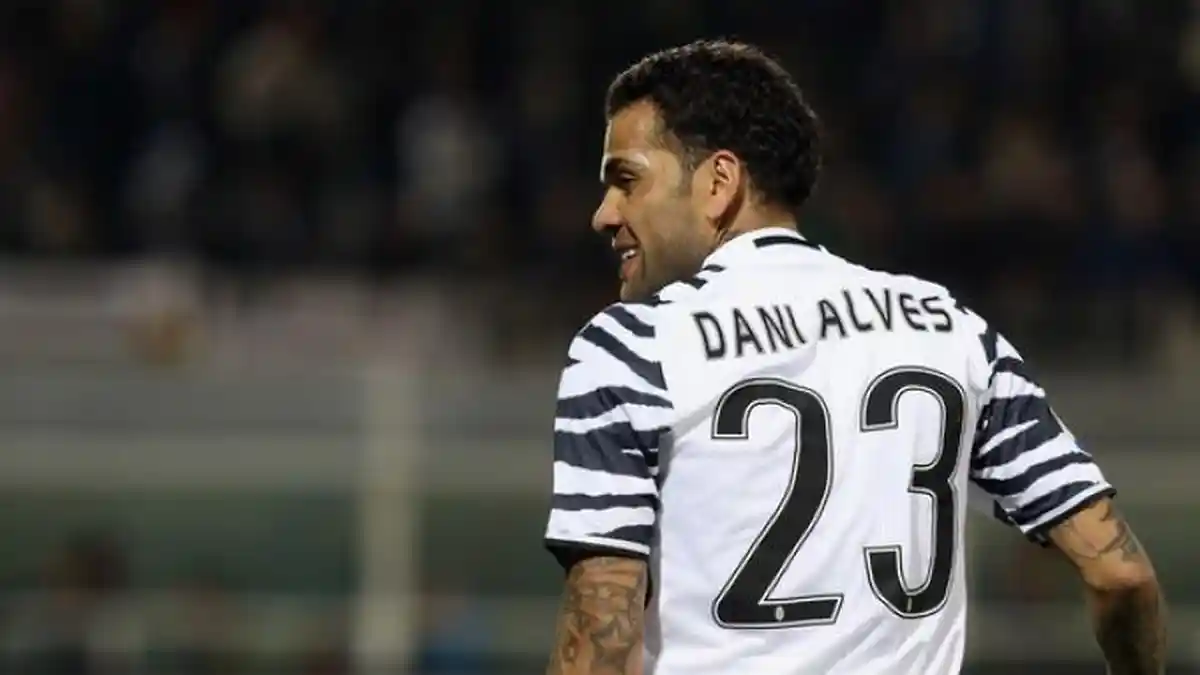 Tinggalkan Juventus, Dani Alves Dikabarkan Berlabuh di Manchester City