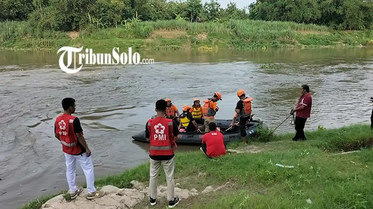 PENCARIAN Nenek Asal Sragen yang Hanyut di Sungai Bengawan Solo Terkendala Arus Deras