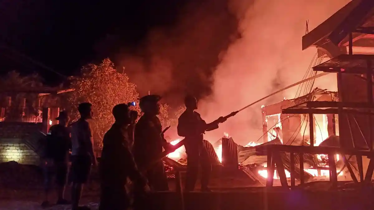 Warga Kaget Terjadi Kebakaran di Parit 6 Tanjab Barat, 3 Bangunan Hangus Terbakar