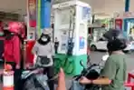 Peringati Hari Pahlawan, Pegawai SPBU COCO Berpakaian Pejuang