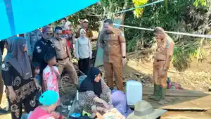 Bupati-Merangin-M-Syukur-meninjau-lokasi-pasca-musibah-banjir-bandang.jpg