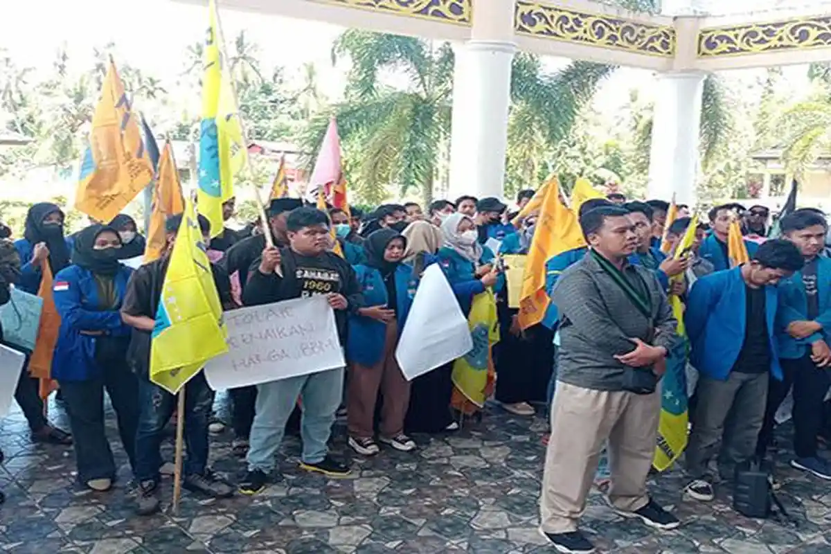 Kelompok Organisasi Cipayung Mempawah Gelar Aksi Damai Tolak Kenaikan BBM di Kantor DPRD