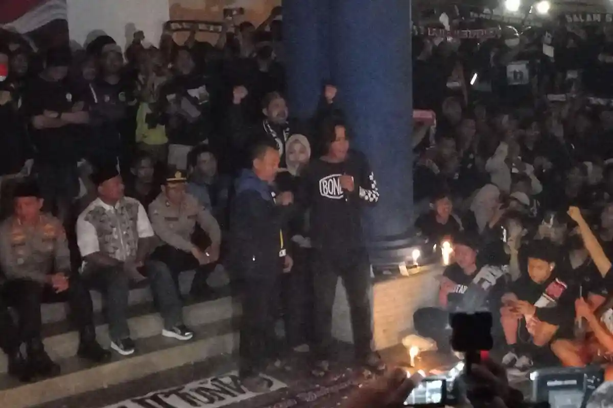 Sesalkan Tragedi Kanjuruhan, di Hadapan Ribuan para Suporter, Bonek dan Aremania Nyatakan Berdamai