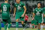 Center-bek-Persebaya-Rizky-Ridho-merayakan-gol-ke-gawang-Persita-Tangerang.jpg