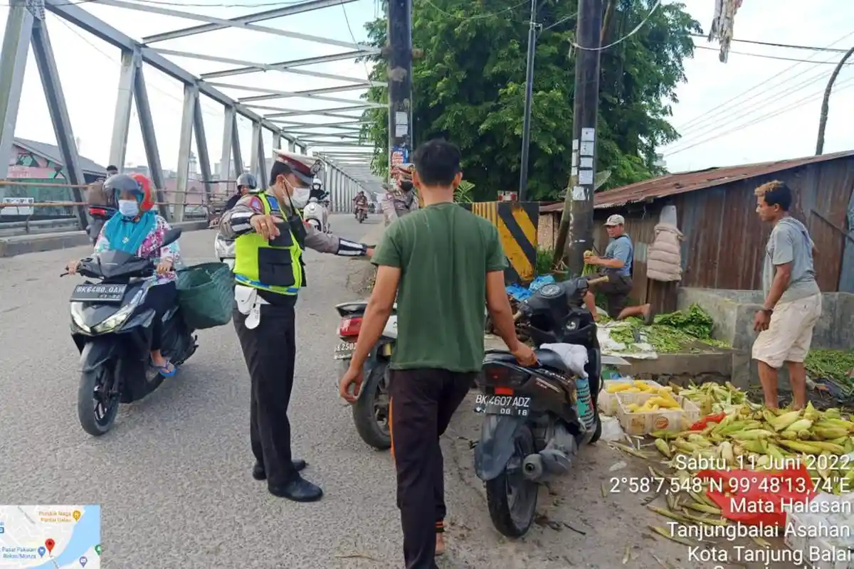 Untuk Kelancaran, Satlantas Polres Tanjungbalai Tertibkan Parkir Serta PKL yang Memakai Badan Jalan