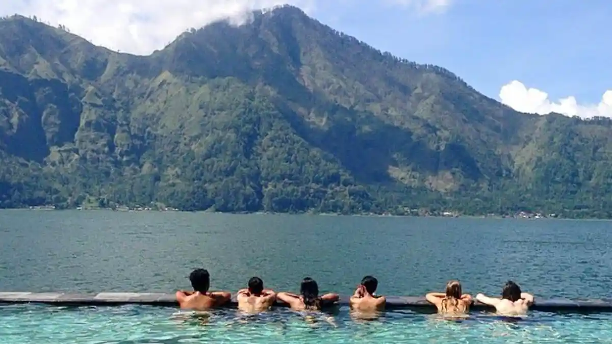 Toya Devasya Bali, Sensasi Berendam Air Panas di Depan Gunung