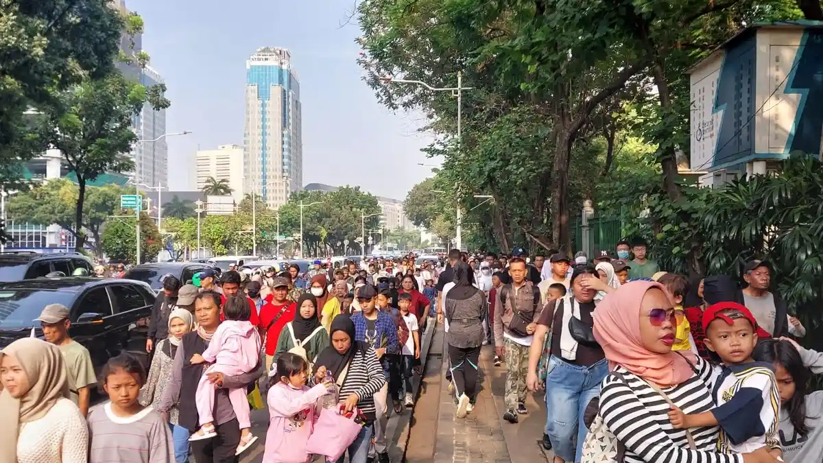Warga Berbondong-bondong Hadiri Perayaan HUT ke-79 TNI di Lapangan Silang Monas