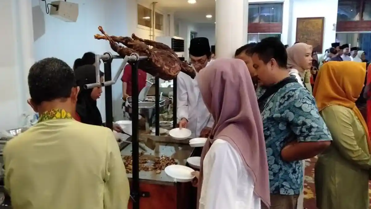 Open House Idul Adha di Griya Agung Palembang, Herman Deru Sajikan Menu Arabian Kambing Guling