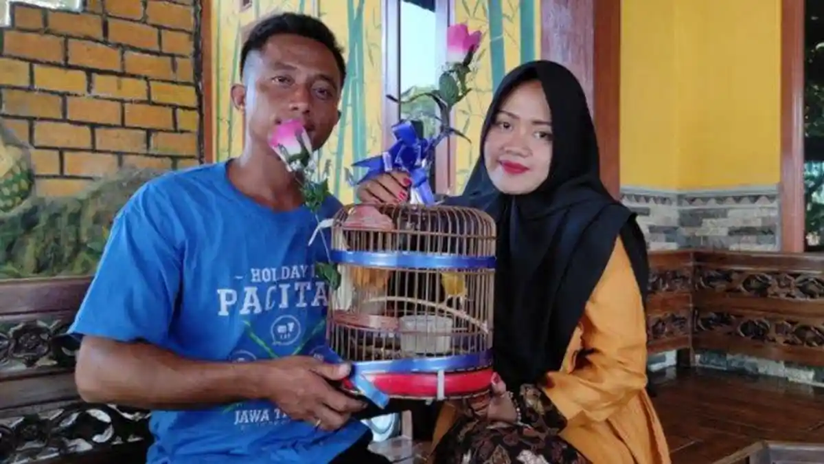 Pria Ini Nikahi Pacarnya dengan Maskawin Burung Kenari, Sebut Sifatnya Sama-sama Cerewet