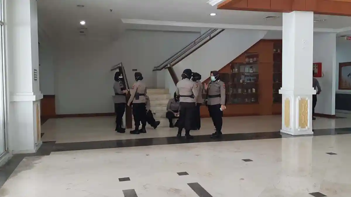 Sejumlah Polwan Siaga di DPRD Batam, Antisipasi Demo Tolak Omnibus Law