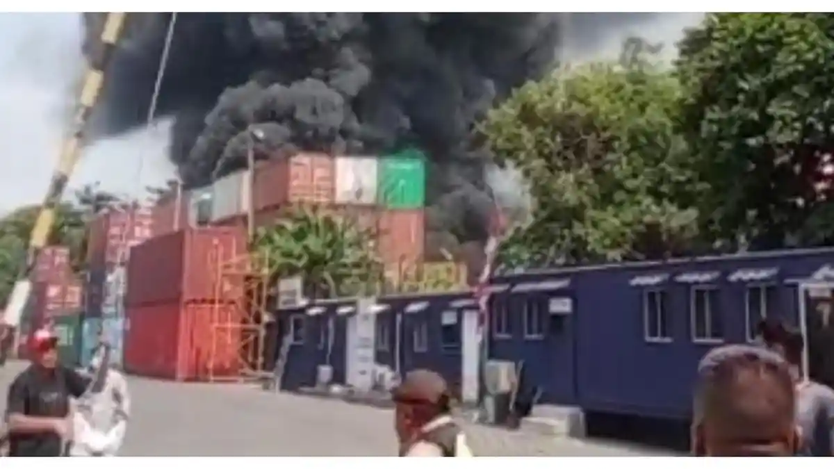 Kebakaran Gudang Peti Kemas di Cilincing, Warga Kocar Kacir Selamatkan Barang Berharga