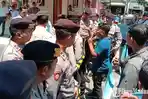 alpart-melakukan-aksi-demonstrasi-ke-kantor-dprd-pamekasan.jpg