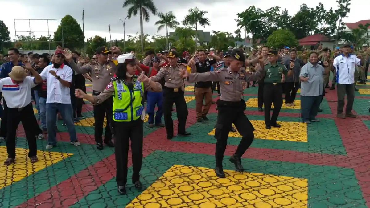 Massa Buruh Karimun Berjoget Maumere di Halaman Kantor Bupati! Kapolres Cs Ikut Goyang!