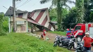Bangunan-Ambruk-4.jpg