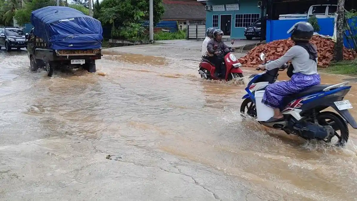 Jalan di Bintan Kepri ini Kerap Banjir saat Hujan, Bikin Cemas Pengendara Motor