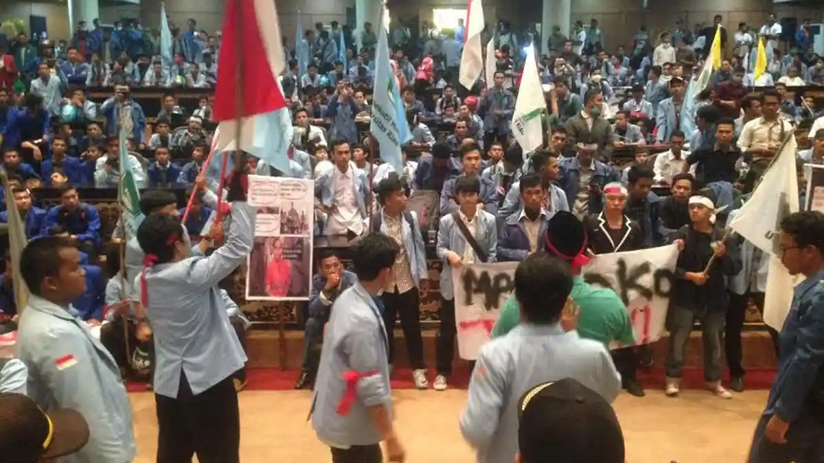 Mahasiswa Ancam Tidur di Gedung DPRD Riau
