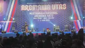 Anggota-Exco-PSSI-Arya-Sinulingga-saat-memberikan-sambutan-dalam-kegiatan-Munas-Aremania.jpg
