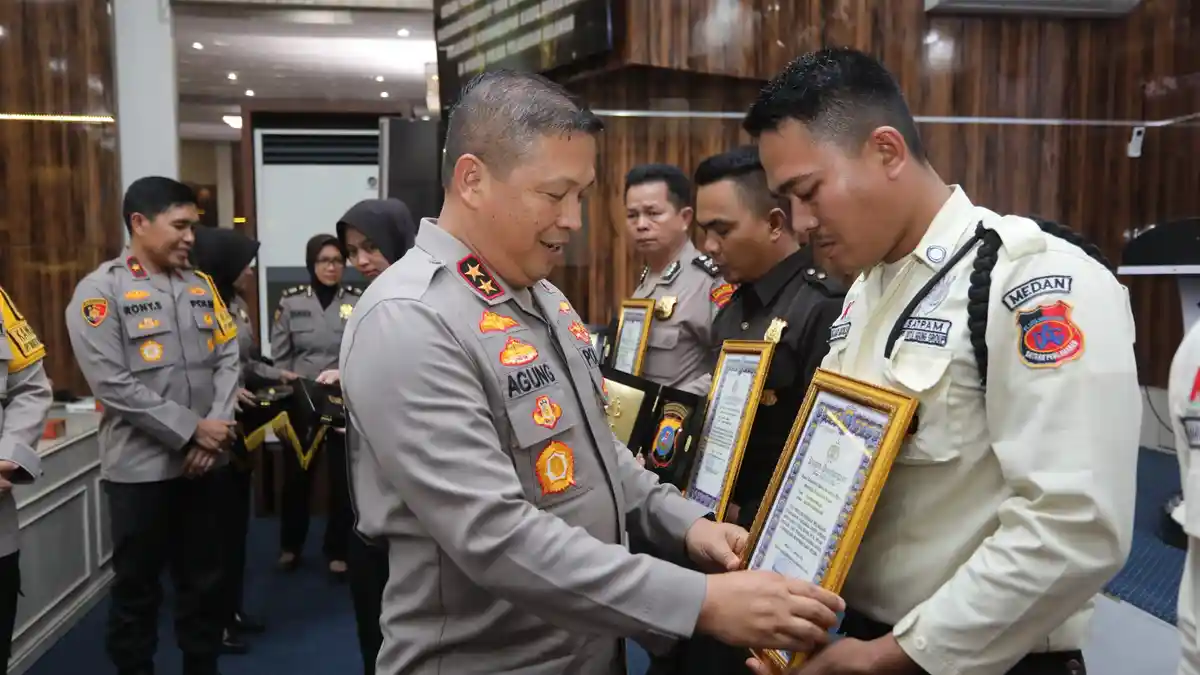 Kapolda Sumut Beri Penghargaan Kepada Satpam dan Personel Tangkap Komplotan Begal