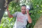 terpaksa-nelpon-di-atas-pohon.jpg