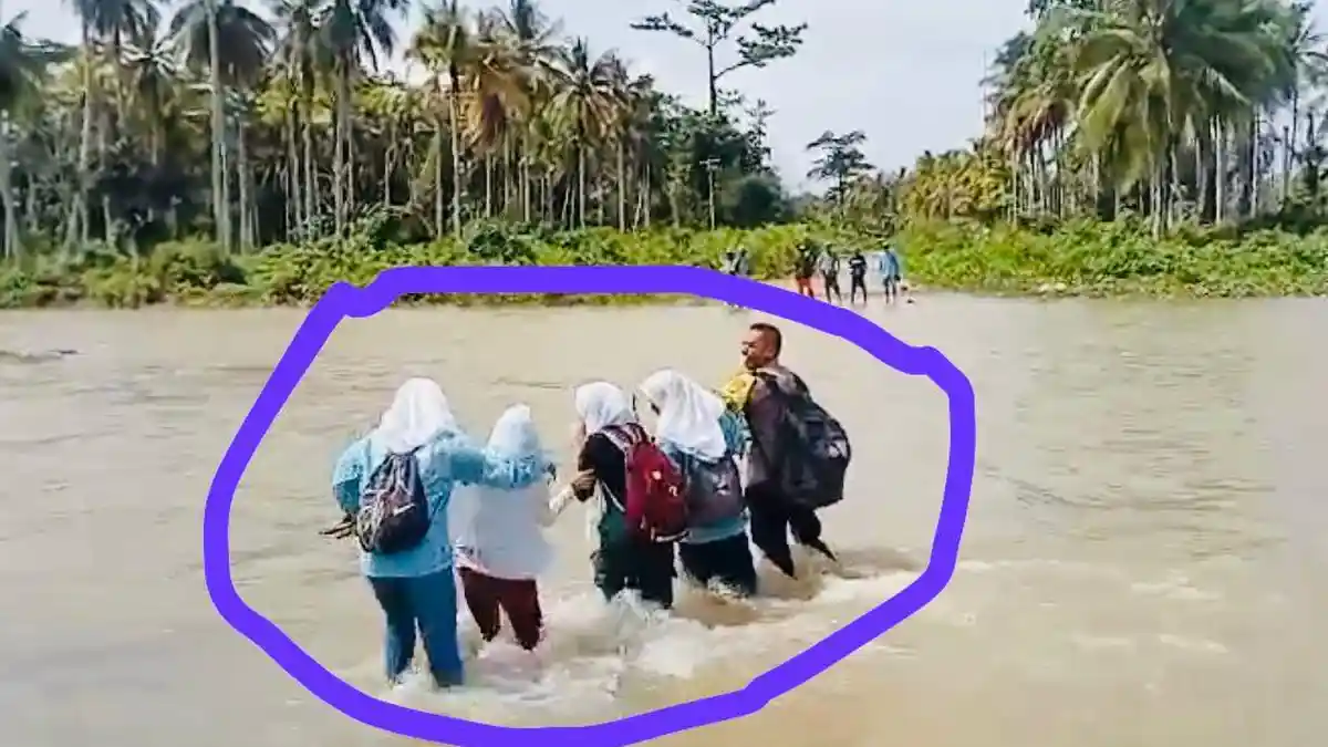 Begini Aksi Polisi di Kepulauan Sula  Bantu Siswa/ Siswi Terobos Sungai