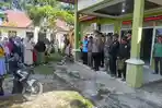 Pihak-kepolisian-Polsek-Bonai-berbincang-dengan-masyarakat.jpg