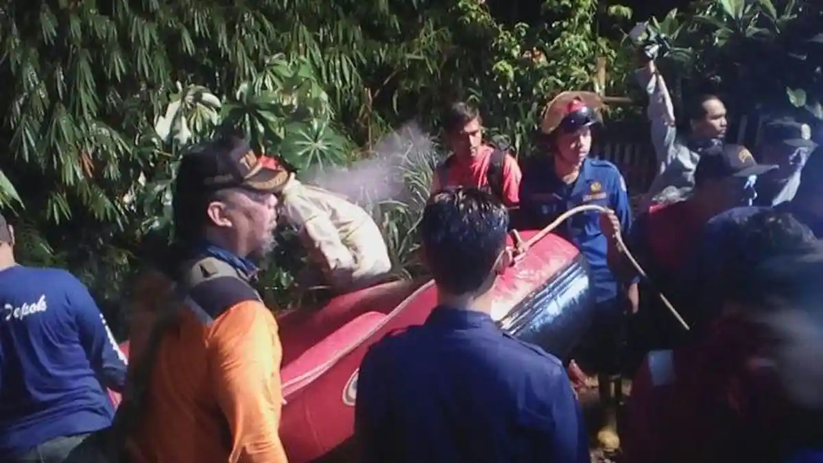 Polisi Butuh Waktu 6 Jam Evakuasi Mayat di Kali Baru