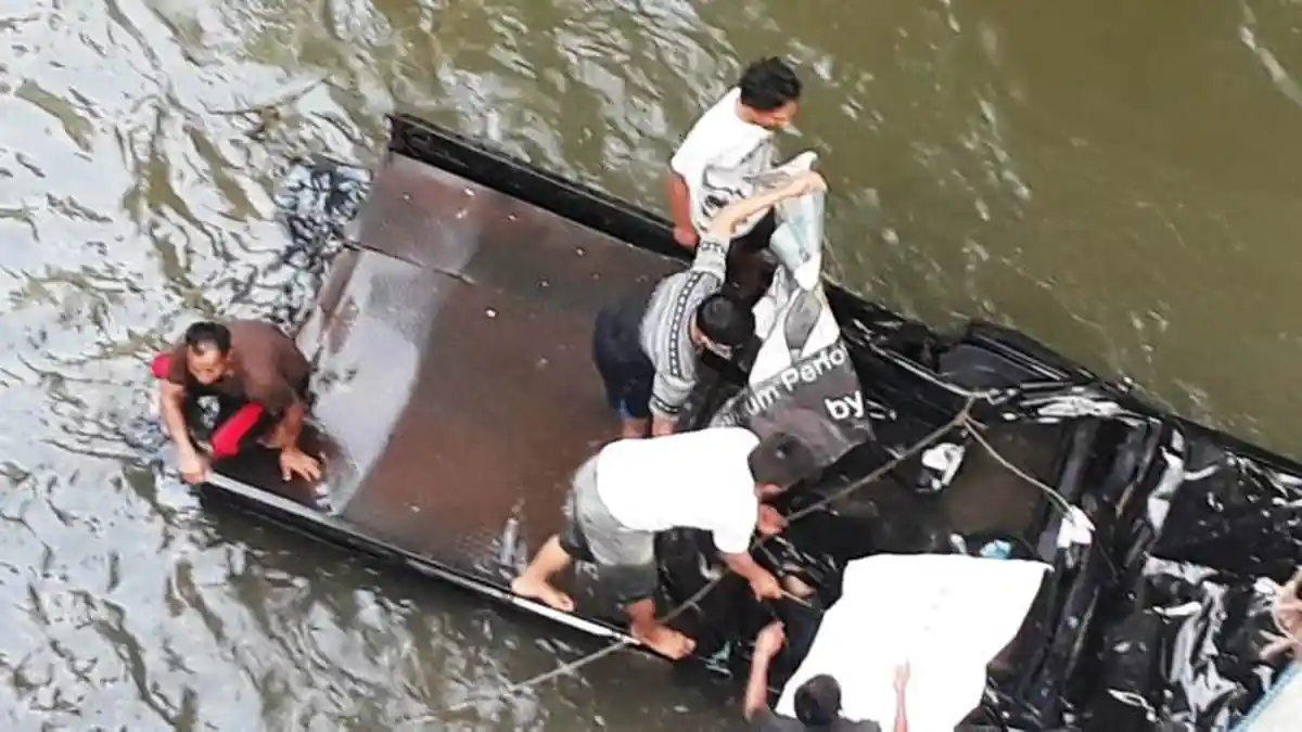 BREAKING NEWS : Kecelakaan di Puncak, Mobil Terjun ke Sungai Ciliwung Bogor