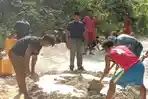 Warga Tomboniki dan Okumel Banggai Kepulauan Gotong Royong Perbaiki Jalan Rusak