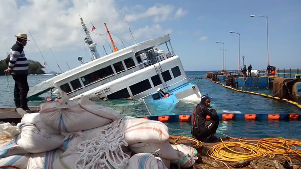 Evakuasi Hari Kedua KMP Dharma Rucitra Keluarkan Enam Truk dari Perut Kapal