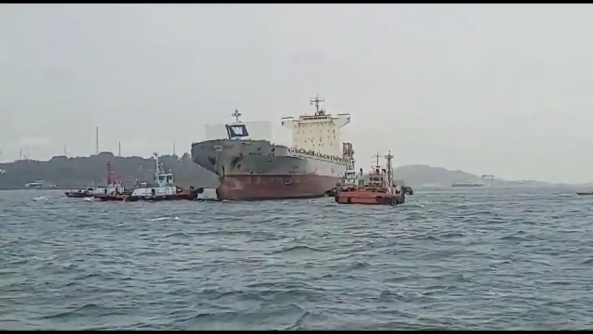 CUACA BURUK, Kapal Tanker MV Wan Hai 215 Kandas di Perairan Tanjung Uncang Batam