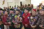 Bupati-Sumenep-Achmad-Fauzi-Wongsojudo-dianugerahi-bapak-BPD-Sumenep-2024.jpg