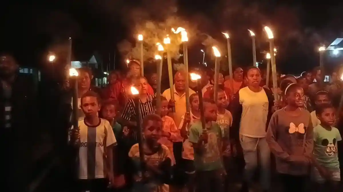 Pekabaran Injil ke 72 di Kambuaya Maybrat, Warga Gelar Pawai Obor