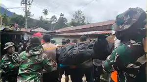 Tim-evakuasi-membawa-korban-longsor-dari-lokasi-tambang-emas-Suwawa-pada-Selasa-972024.jpg