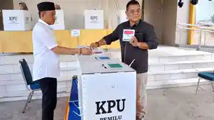 Pj-Bupati-Sinjai-TR-Fahsul-Falah-mencoblos-di-TPS-1-Biringere-Kecamatan-Sinjai-Utara.jpg