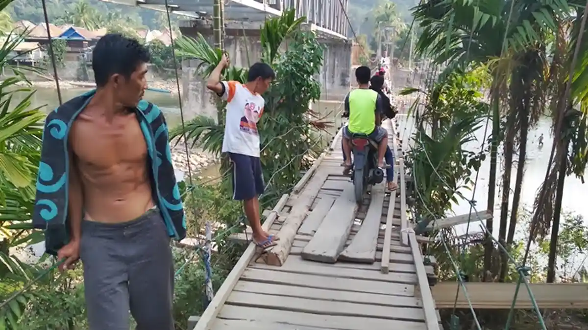Lantai Jembatan Gantung Ini Sudah Rusak, Pernah Ada Warga Terjatuh ke Sungai