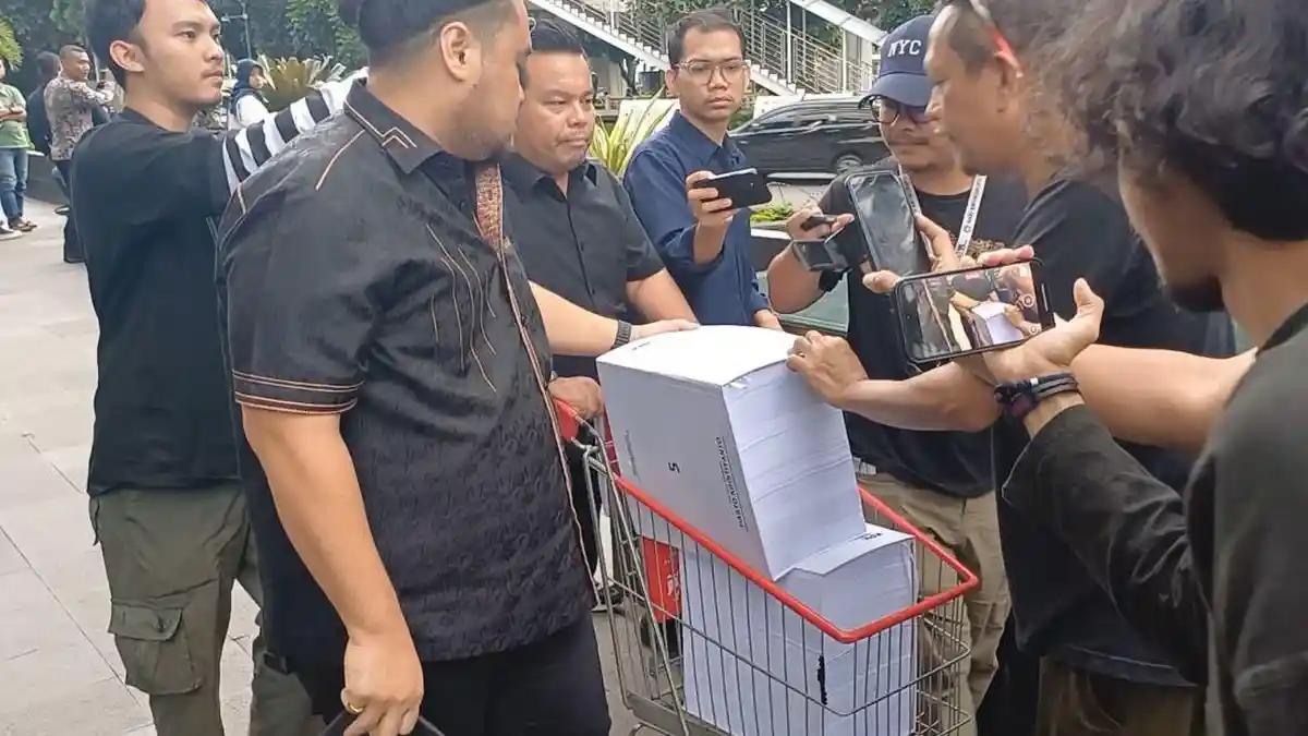 Penampakan Berkas Perkara Hasto Mencapai Satu Troli, Sekjen PDIP Segera Diadili