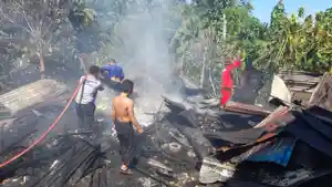 KEBAKARAN-Petugas-memadamkan-api-di-Lingkungan-IV-Kelurahan-Bailang.jpg