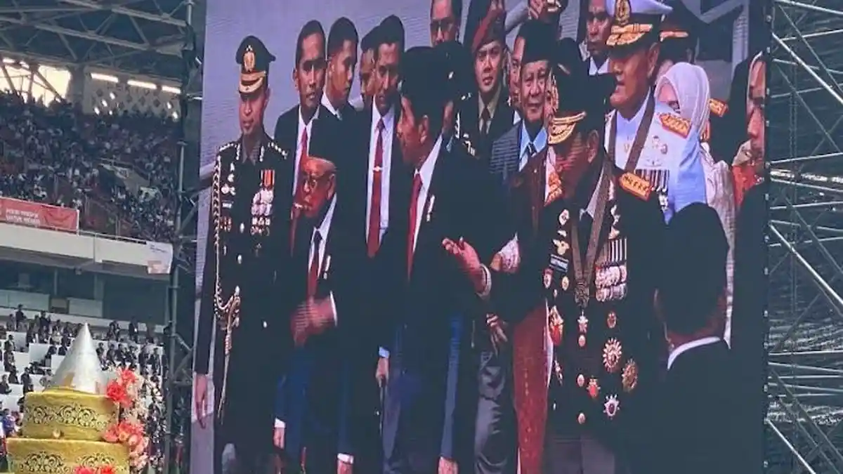 Didampingi Prabowo, Jokowi-Maruf Hadiri Puncak Peringatan HUT Bhayangkara di Stadion GBK