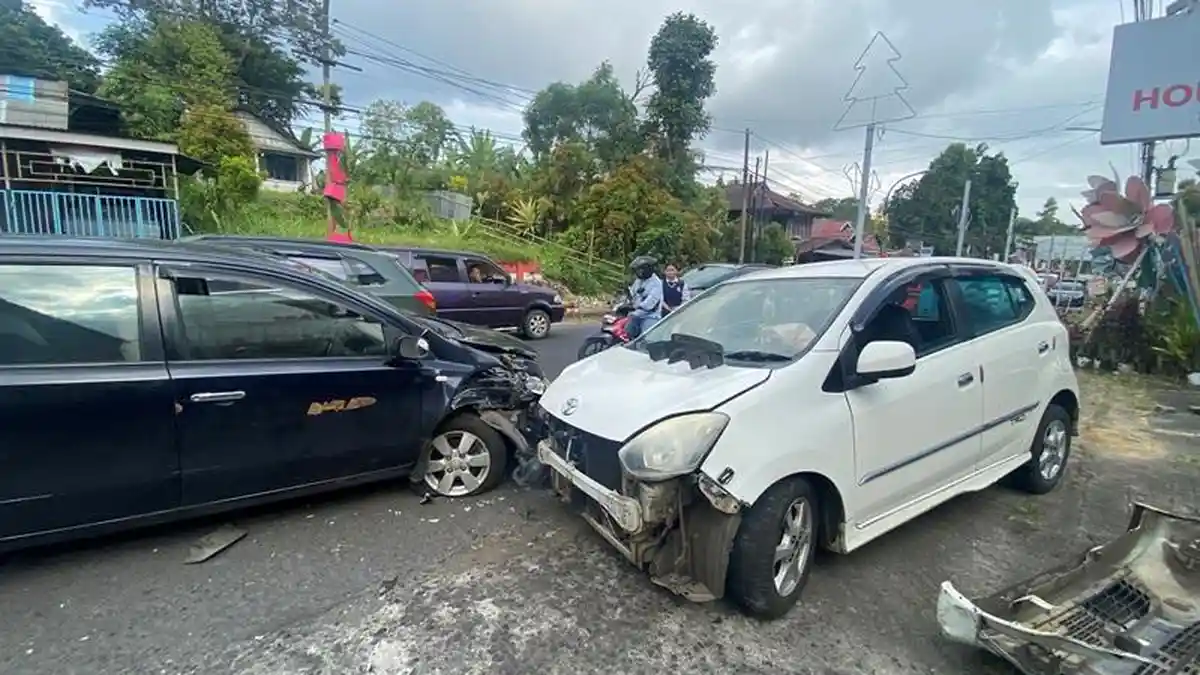 Dua Mobil Tabrakan di Kakaskasen Tomohon, Penyebabnya Diduga Pecah Ban