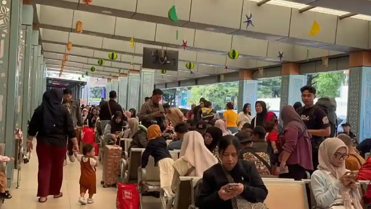 Stasiun Pasar Senen Mulai Dipadati Penumpang, Arus Balik Lebaran Terasa Hari Ini