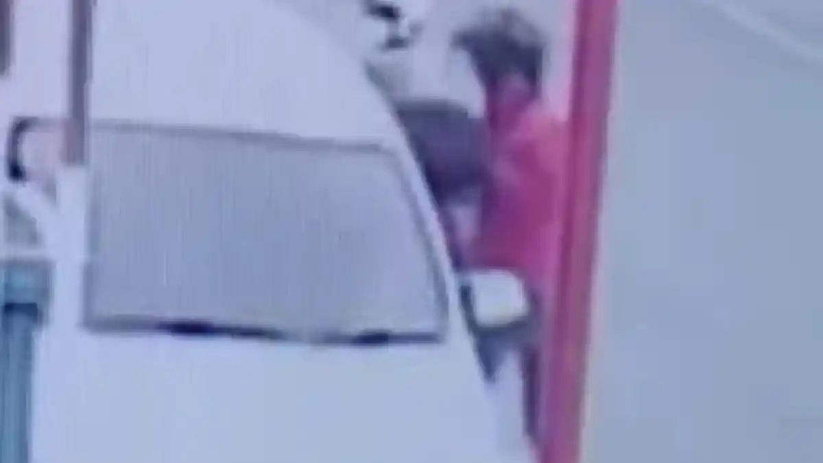 Maling Terekam CCTV Pecah Kaca Mobil di Mojokerto, Pelaku Ambil Tas Berisi Baju
