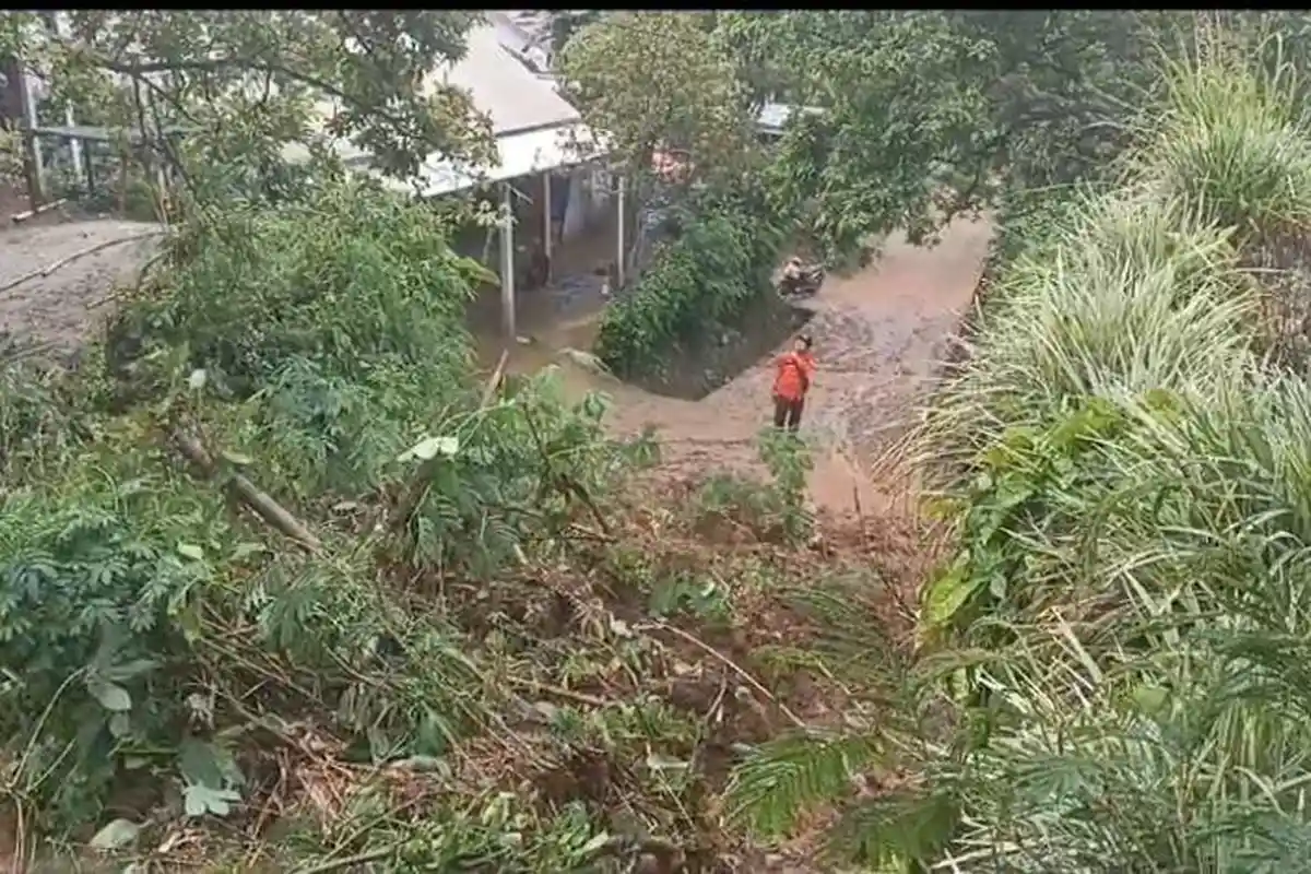 Hujan Deras Mengguyur Ponorogo, Tanah Longsor Tutup Akses Jalan Umum Desa Banaran : Butuh Alat Berat