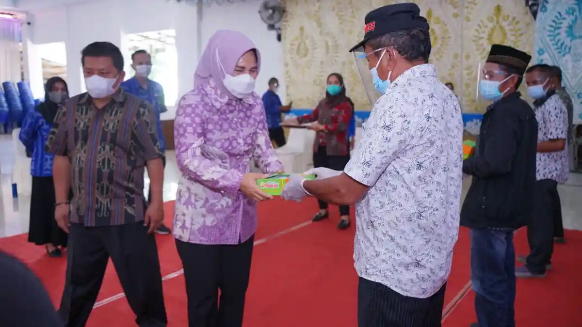 Wali Kota Kotamobagu Serahkan Bantuan Beras bagi KPM PKH - BST serta Bantuan Benih Unggul